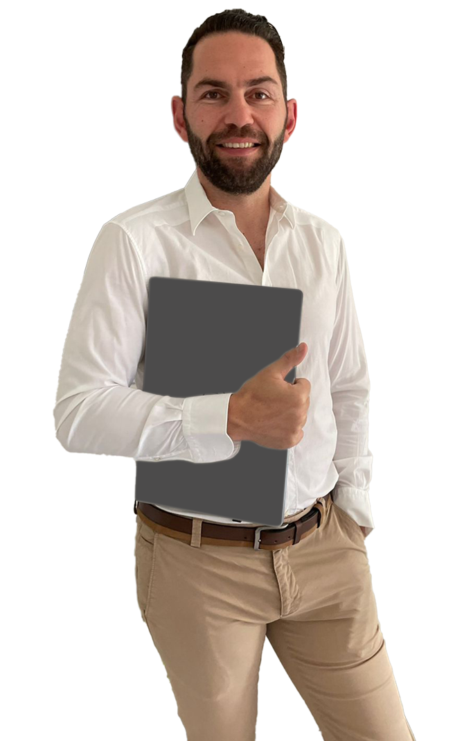 Email Marketing Strategist κρατώντας ένα laptop στο χέρι και χαμογελώντας.