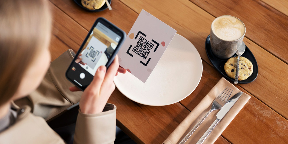 Customer scans qr code sitting at table to leave business review to Google