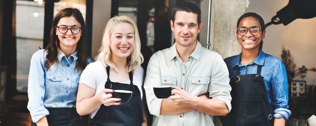 Πελάτες και προσωπικό καφετέριας σε μία τοπική γειτονιά χαμογελάνε
